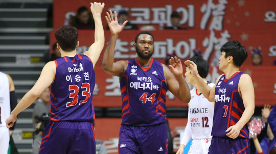 2015-2016시즌 오리온에서 뛸 당시의 존슨(가운데). 사진=연합뉴스